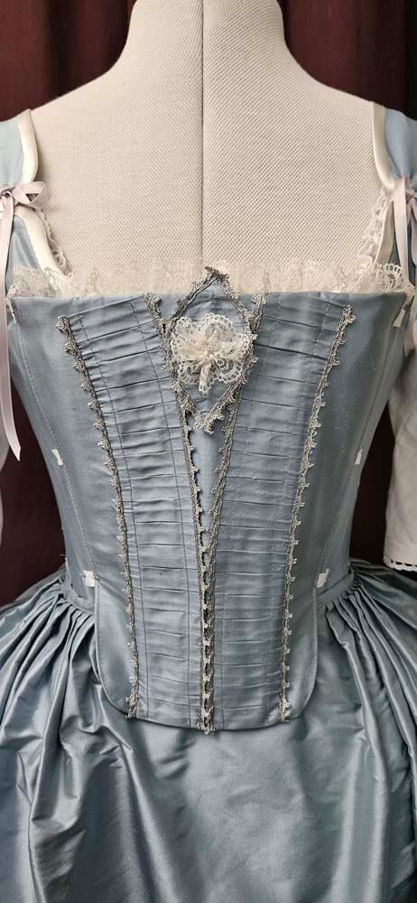 Stecker für Rokoko Robe a la Francaise aus hellblauer Seide