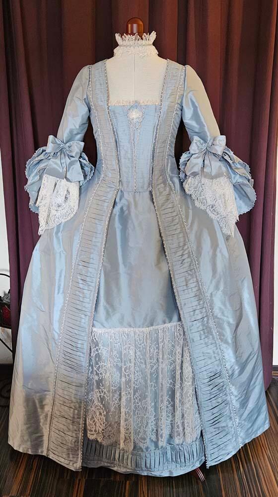 Rokoko Robe a la Francaise aus hellblauer Seide