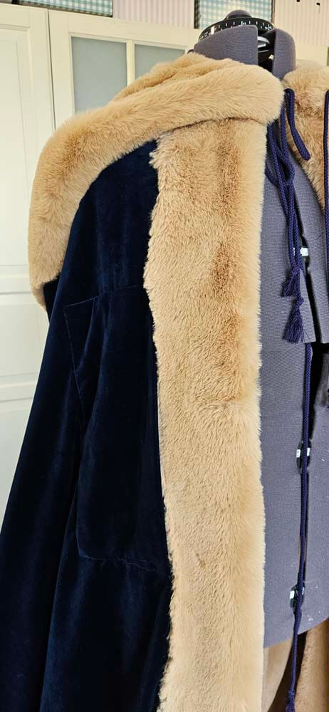 Umhang aus dunkelblauem Samt mit Kunstellfutter