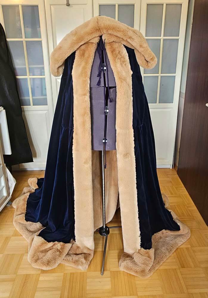 Umhang aus dunkelblauem Samt mit Kunstellfutter