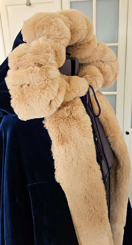 Umhang aus dunkelblauem Samt mit Kunstellfutter