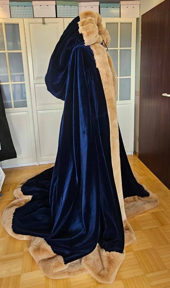 Umhang aus dunkelblauem Samt mit Kunstellfutter