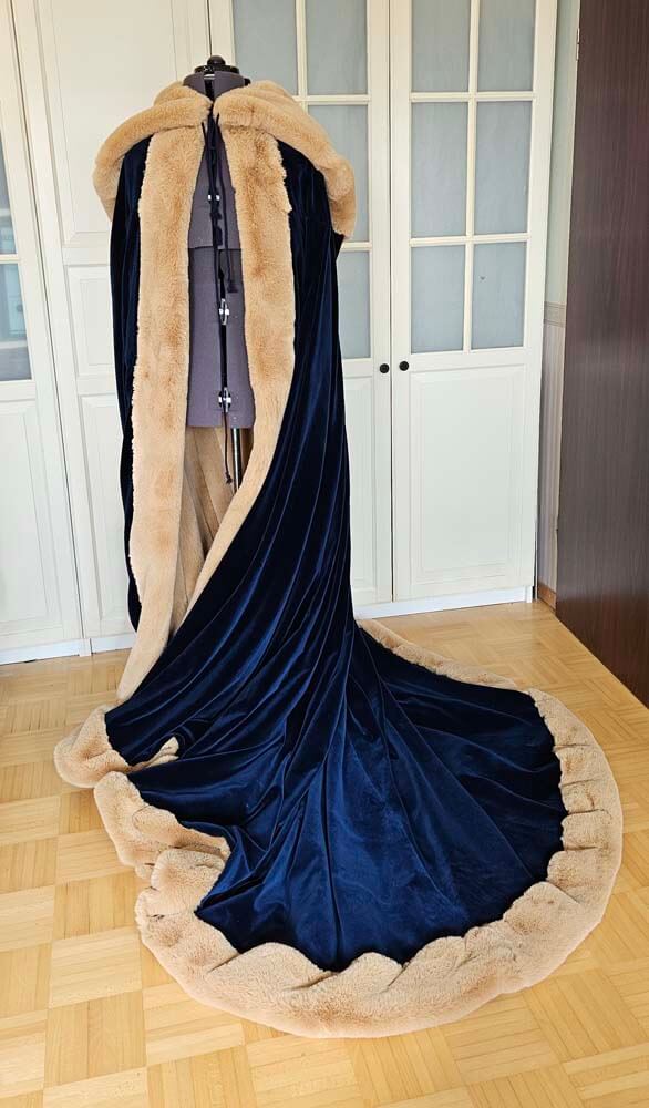 Umhang aus dunkelblauem Samt mit Kunstellfutter