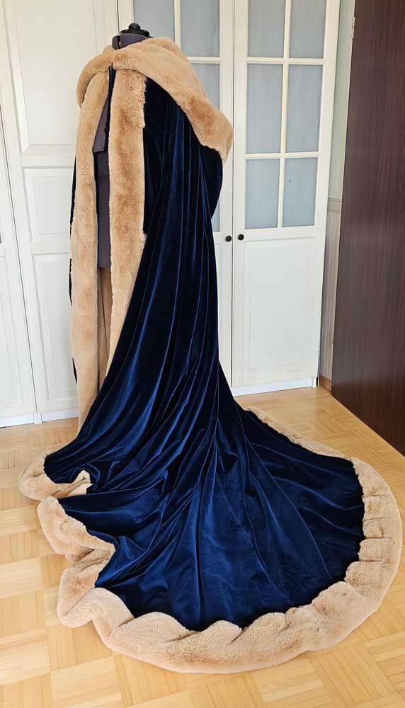 Umhang aus dunkelblauem Samt mit Kunstellfutter